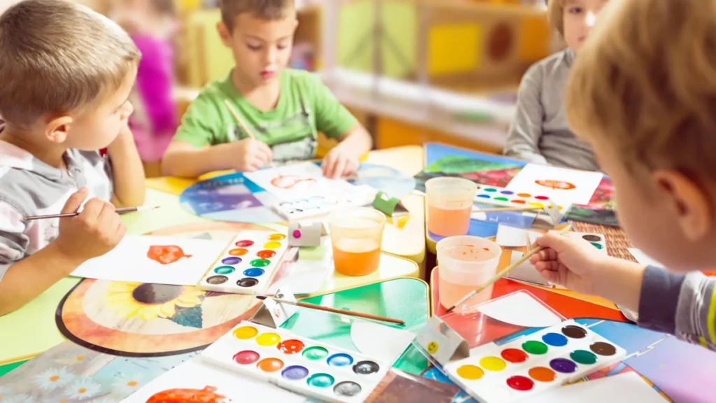 Dzieci podczas zajęć plastycznych w przedszkolu