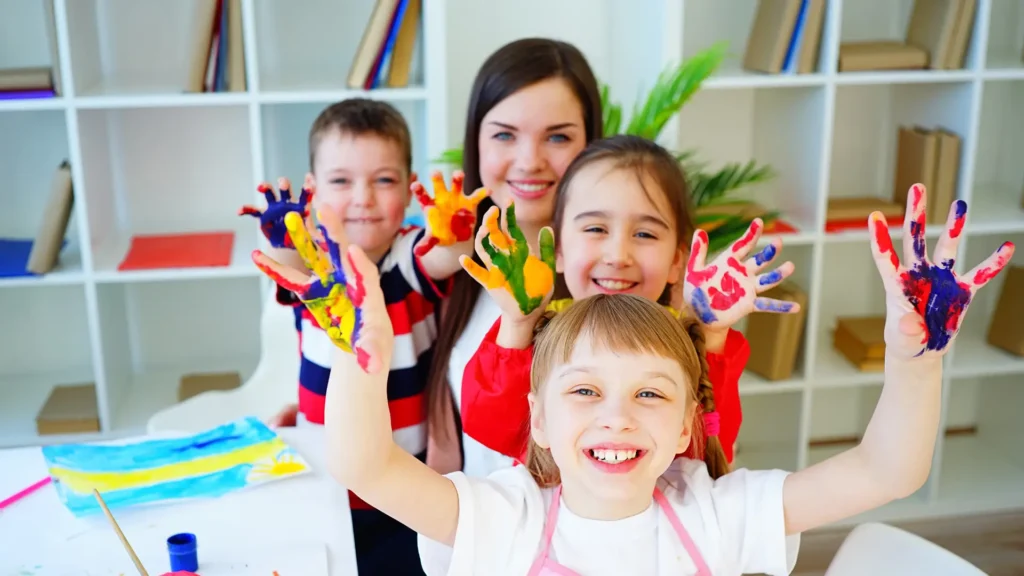 Dzieci podczas zajęć plastycznych w przedszkolu