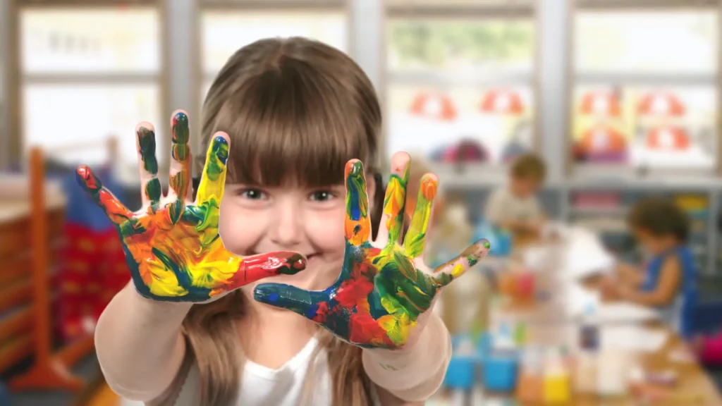 Dziewczynka podczas zabawy i zajęć plastycznych - przedszkole MINI