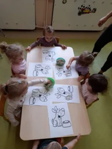 dzieci podczas rysowania