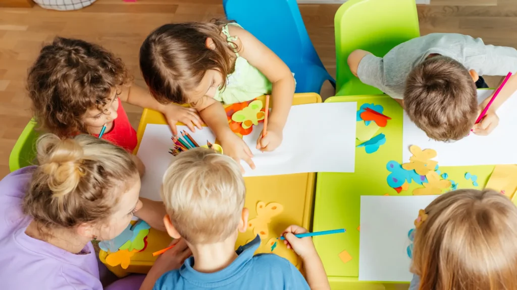 dzieci w przedszkolu podczas rysowania