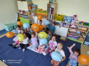 dzieci z balonami