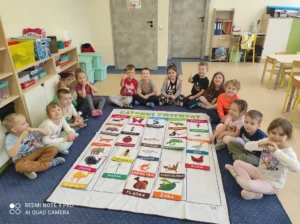 dzieci z przedszkola i złobka w Olsztynie podczas kreatywnej zabawy