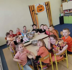 dzieciaki podczas lekcji