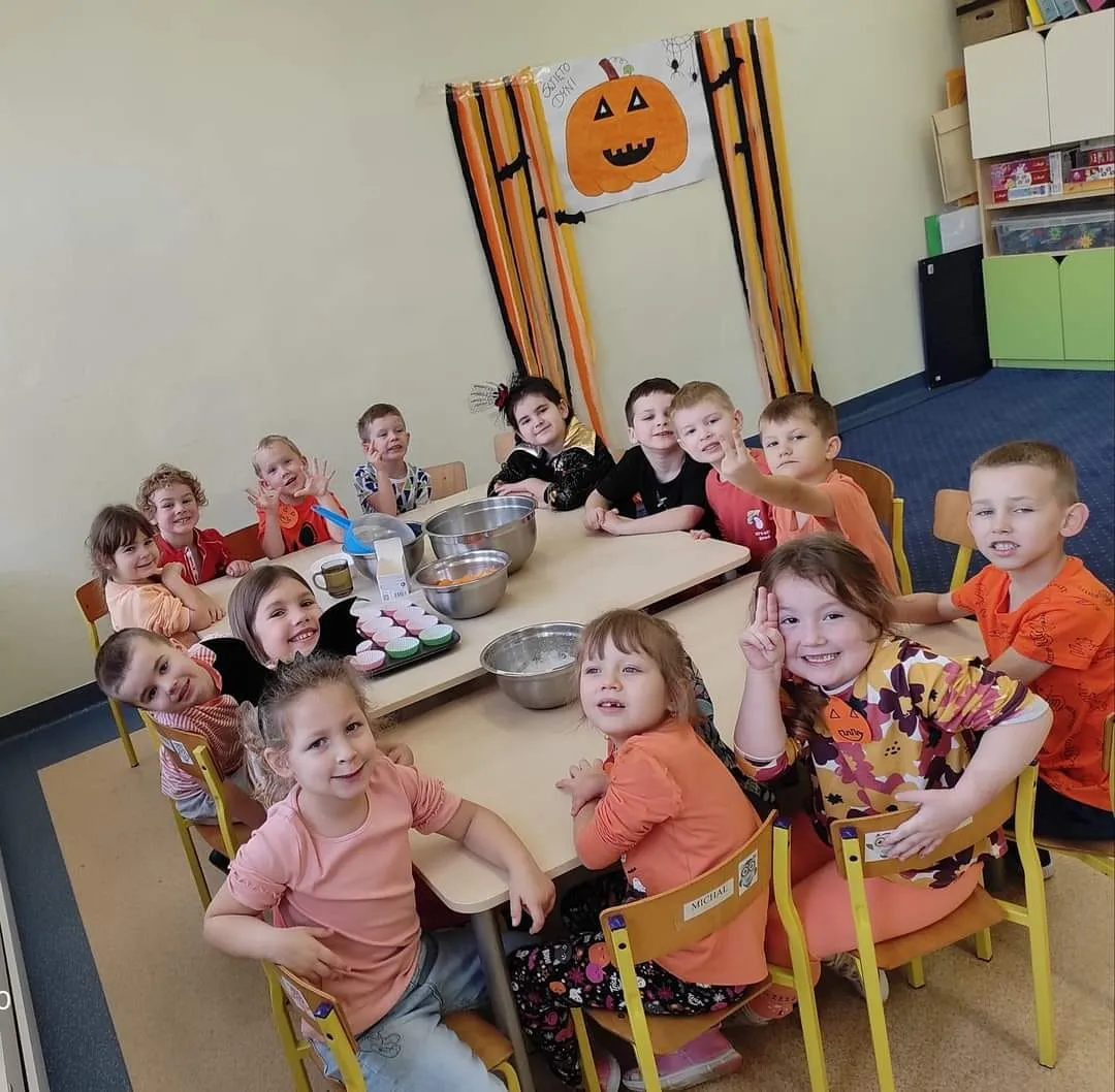 dzieciaki podczas lekcji