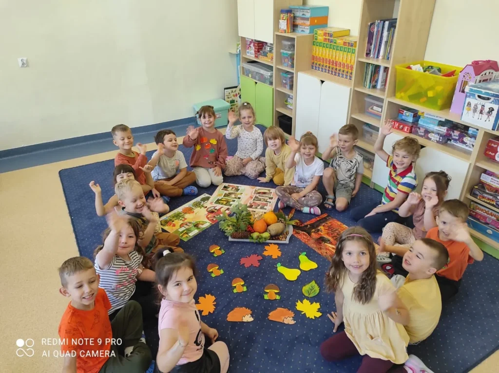 dzieciaki podczas nauki jesiennych tematów